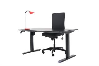 Kontorsæt med bordplade i sort, stelfarve i sort, rød bordlampe og grå kontorstol